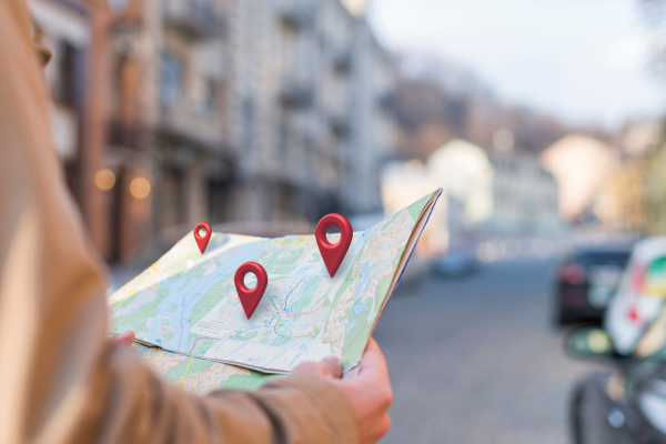 una persona viendo un mapa una mapa con ubicaciones