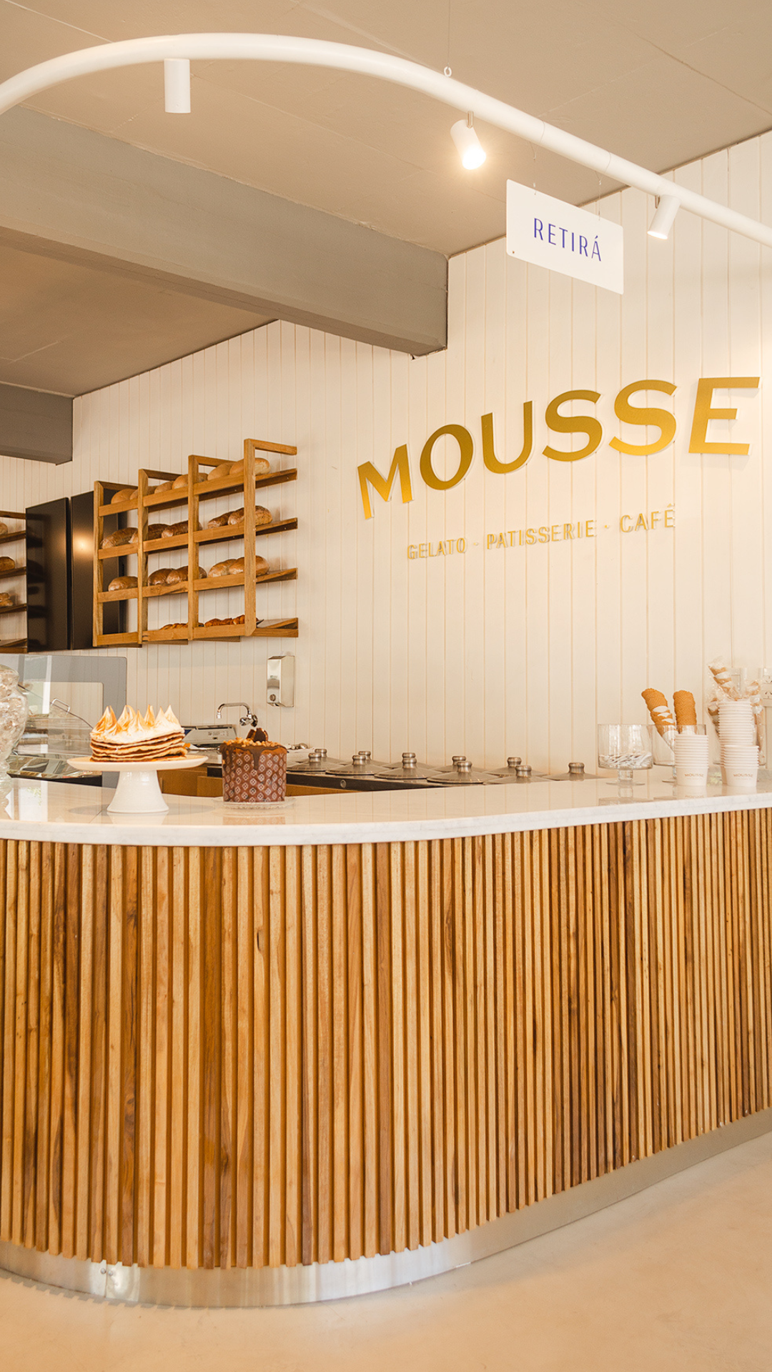 Mousse Bakery Mostrador de cafetería, heladería con una torta rogel en su esquina