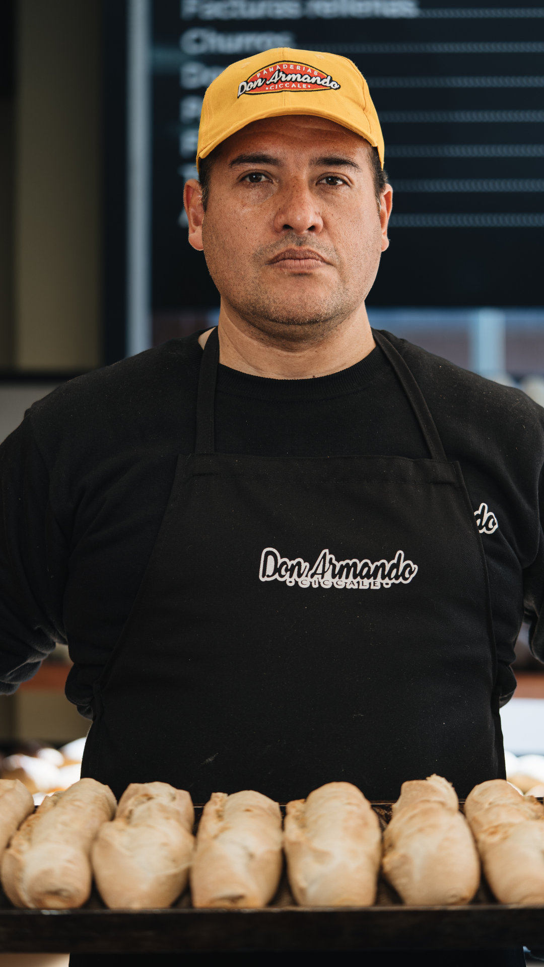 hombre panadero sosteniendo pan salido del horno