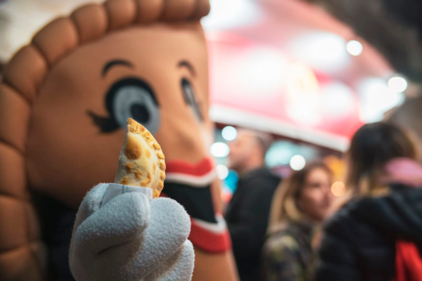 Empanada bailarina de Solo empanadas con una empanada en la mano