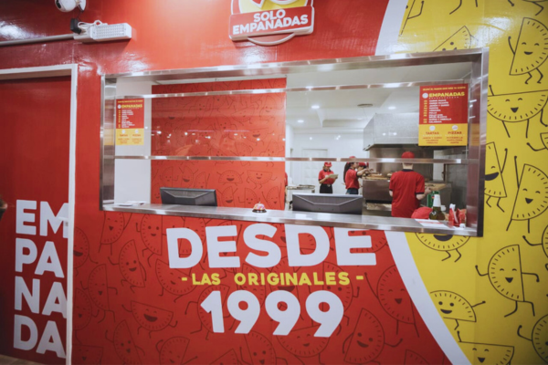 Fachada de un local de Solo Empanadas, marca en expansión con franquicias en Argentina