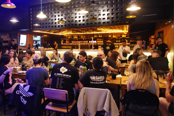 ciudad de buenos aires con franquicias victoria secrets y taco bell alrededor
